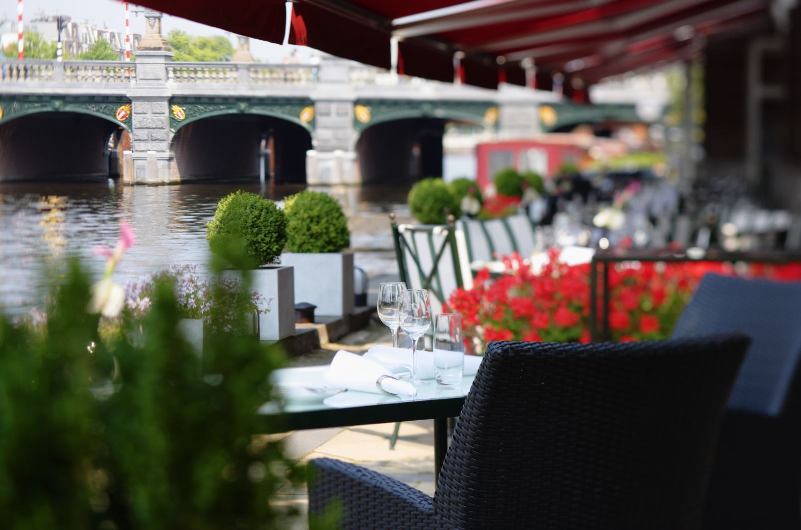 Restaurant La Rive sluit & gaat op in Amstel restaurant www.winebusiness.nl Restaurant La Rive sluit & gaat op in Amstel restaurant www.winebusiness.nl